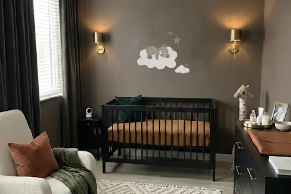 Hotel chique babykamer met een teddybeertje op wolk muursticker